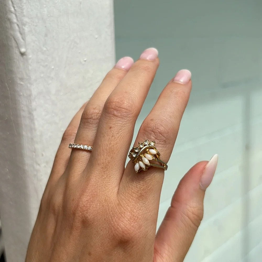 Vintage Ring Gold Tone Pearl-esque Rhinestone Size 6